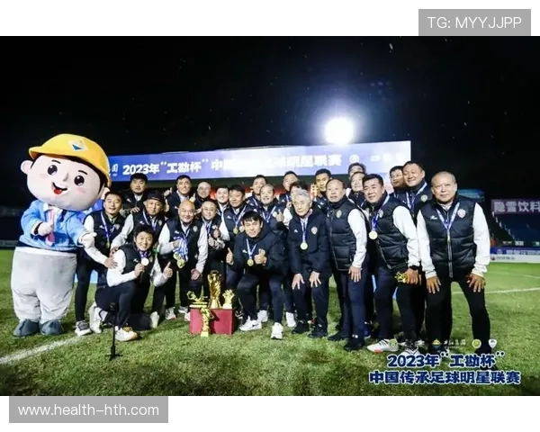 外国足球明星与中国球迷亲密互动 共话足球梦想与文化交流